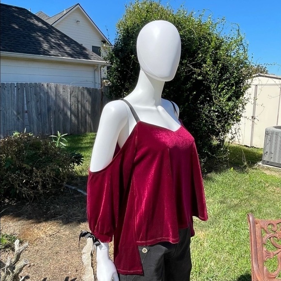 NWT ROMEO & Juliet Couture Burgundy Velvet Open Tie Back Cold Shoulder Top - Picture 4 of 12